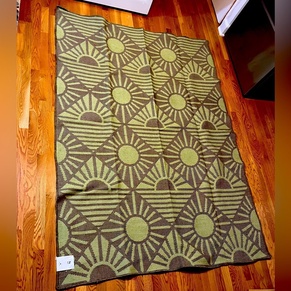 Urban Outfitters Sun Geo Indoor/Outdoor Rug 5’ x 7’ NWT - Picture 2 of 15